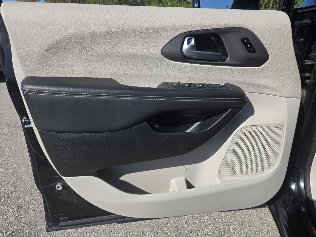 Used 2024 Chrysler Pacifica Limited FWD image 18