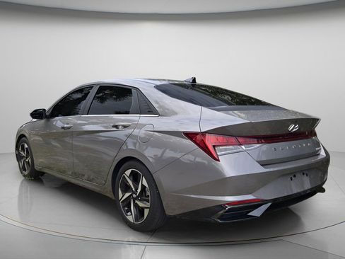 Used 2022 Hyundai Elantra Limited FWD image 4