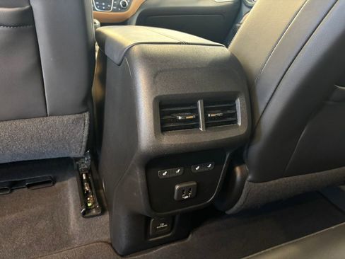 Used 2021 Chevrolet Equinox Premier AWD/4WD image 17