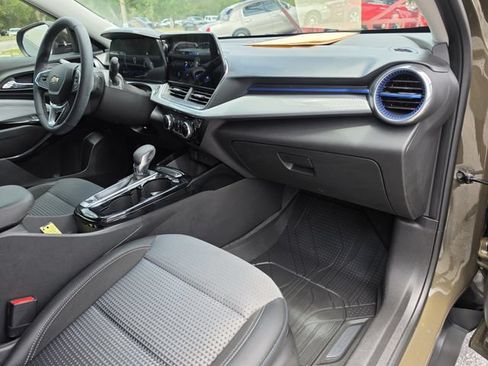 Used 2024 Chevrolet Trax LT w/ Driver Confidence Package FWD image 13