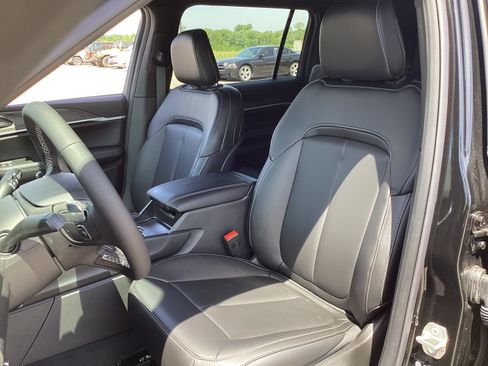 Used 2024 Jeep Wagoneer L Series II w/ Flexible Seating Group AWD/4WD image 10