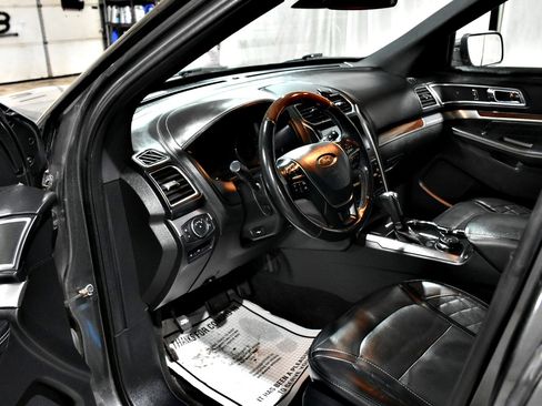 Used 2017 Ford Explorer Platinum image 12