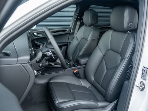 Certified 2026 Porsche Macan AWD/4WD image 5