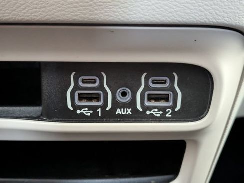 Used 2024 Chrysler Pacifica Touring-L FWD image 21