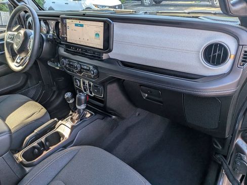 Used 2025 Jeep Wrangler Unlimited Sahara AWD/4WD image 25