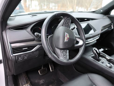 Used 2022 Cadillac XT4 Sport w/ Enhanced Visibility Package image 9