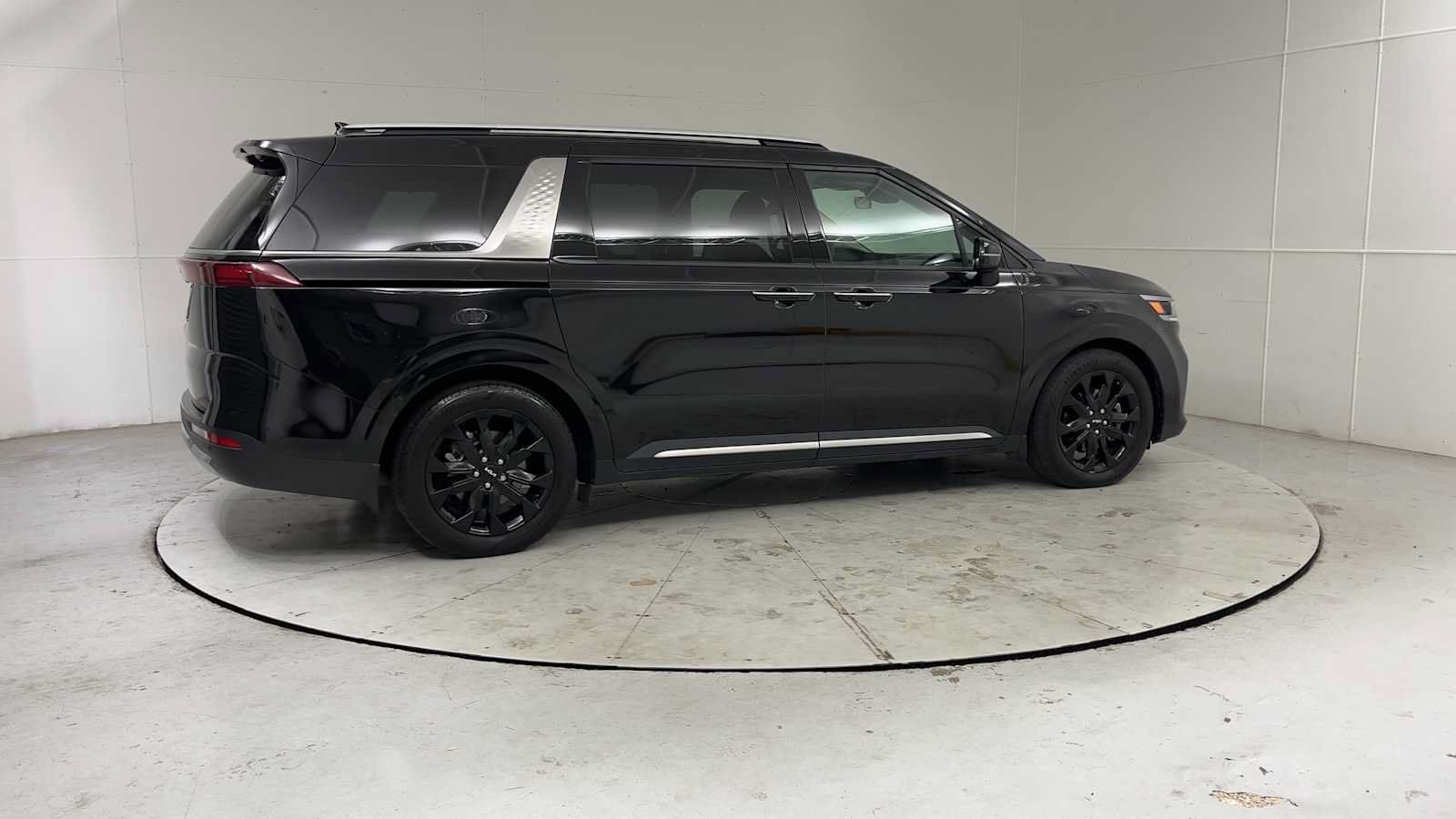 Used 2024 Kia Carnival SX FWD image 9