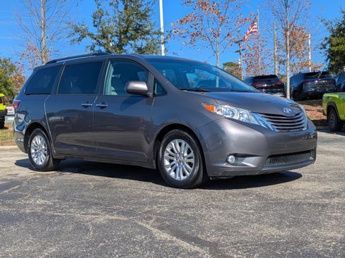 Used 2015 Toyota Sienna Limited image 1
