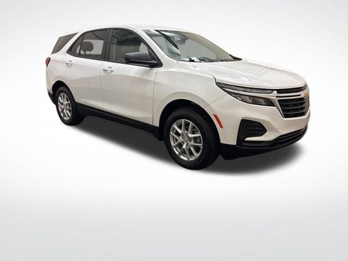 Used 2023 Chevrolet Equinox LS image 3