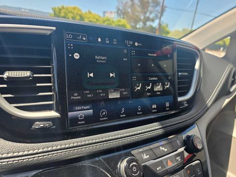 Used 2023 Chrysler Pacifica Touring-L FWD image 27