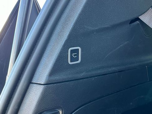 Used 2025 Chrysler Pacifica Select image 21