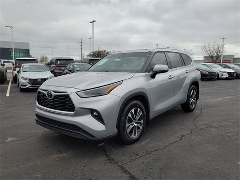 Used 2022 Toyota Highlander XLE image 3