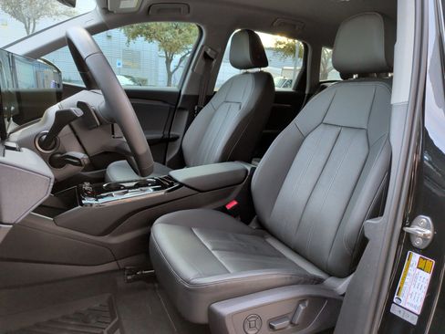 Used 2025 Audi Q6 e-tron Premium w/ Convenience Package image 17