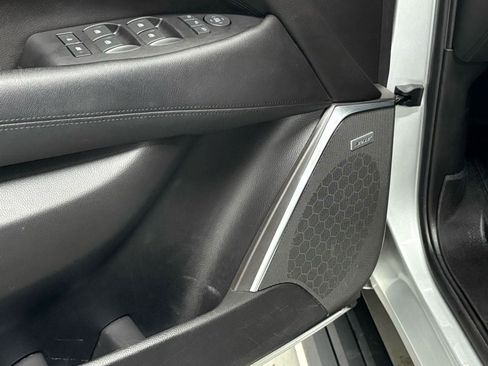 Used 2018 Cadillac Escalade Premium Luxury RWD image 30