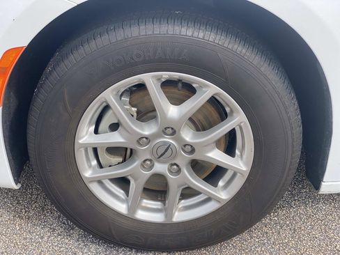 Certified 2025 Chrysler Pacifica Select FWD image 12