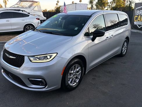 Used 2024 Chrysler Pacifica Touring-L FWD image 3