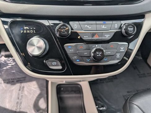 Used 2022 Chrysler Pacifica Touring-L FWD image 19