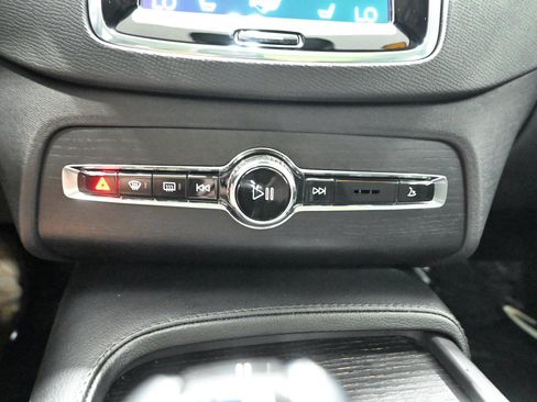 Used 2020 Volvo XC90 T5 Momentum w/ Protection Package Premier AWD/4WD image 16