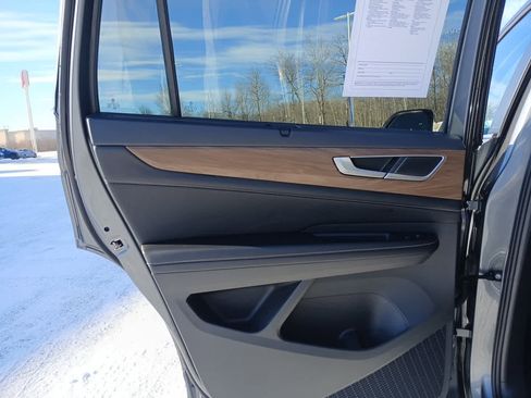 Used 2024 Volkswagen Atlas SE image 24