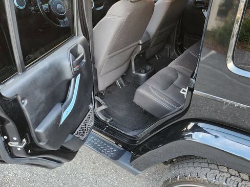 Used 2015 Jeep Wrangler Unlimited Sahara image 30