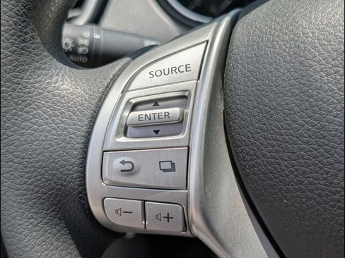 Used 2016 Nissan Rogue SV FWD image 18