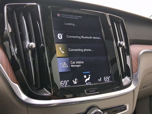 Used 2020 Volvo S60 T5 Momentum w/ Premium Package image 23