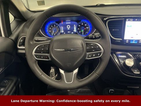 Used 2025 Chrysler Voyager LX image 5