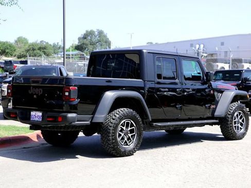Used 2024 Jeep Gladiator Rubicon w/ Convenience Group AWD/4WD image 5