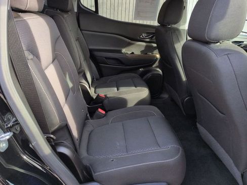 Used 2023 GMC Acadia SLE image 27