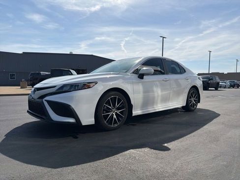 Used 2023 Toyota Camry SE FWD image 3