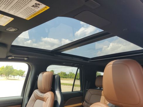 Certified 2024 Lincoln Navigator Reserve AWD/4WD image 11