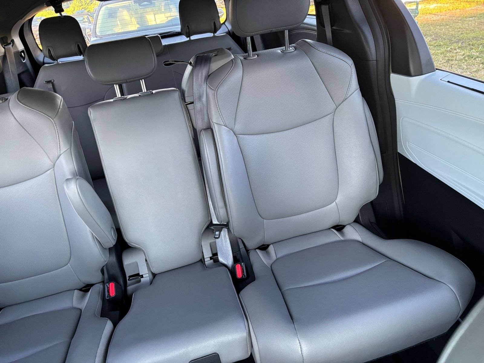 Used 2025 Toyota Sienna XLE FWD image 40