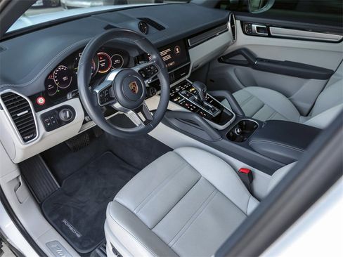 Certified 2023 Porsche Cayenne Platinum Edition image 4