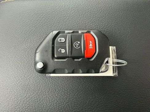 Used 2025 Jeep Gladiator Sport image 30