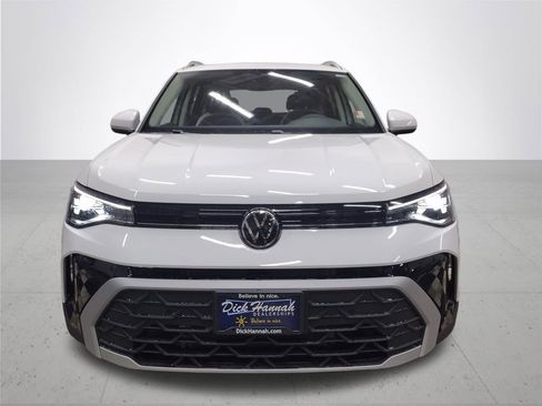 Used 2025 Volkswagen Taos SE image 3