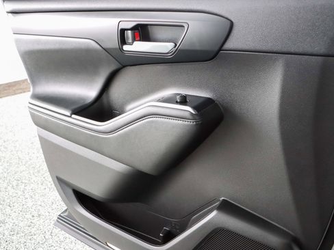 Used 2023 Toyota Highlander XLE image 22