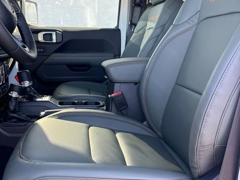 New 2025 Jeep Gladiator Mojave image 8