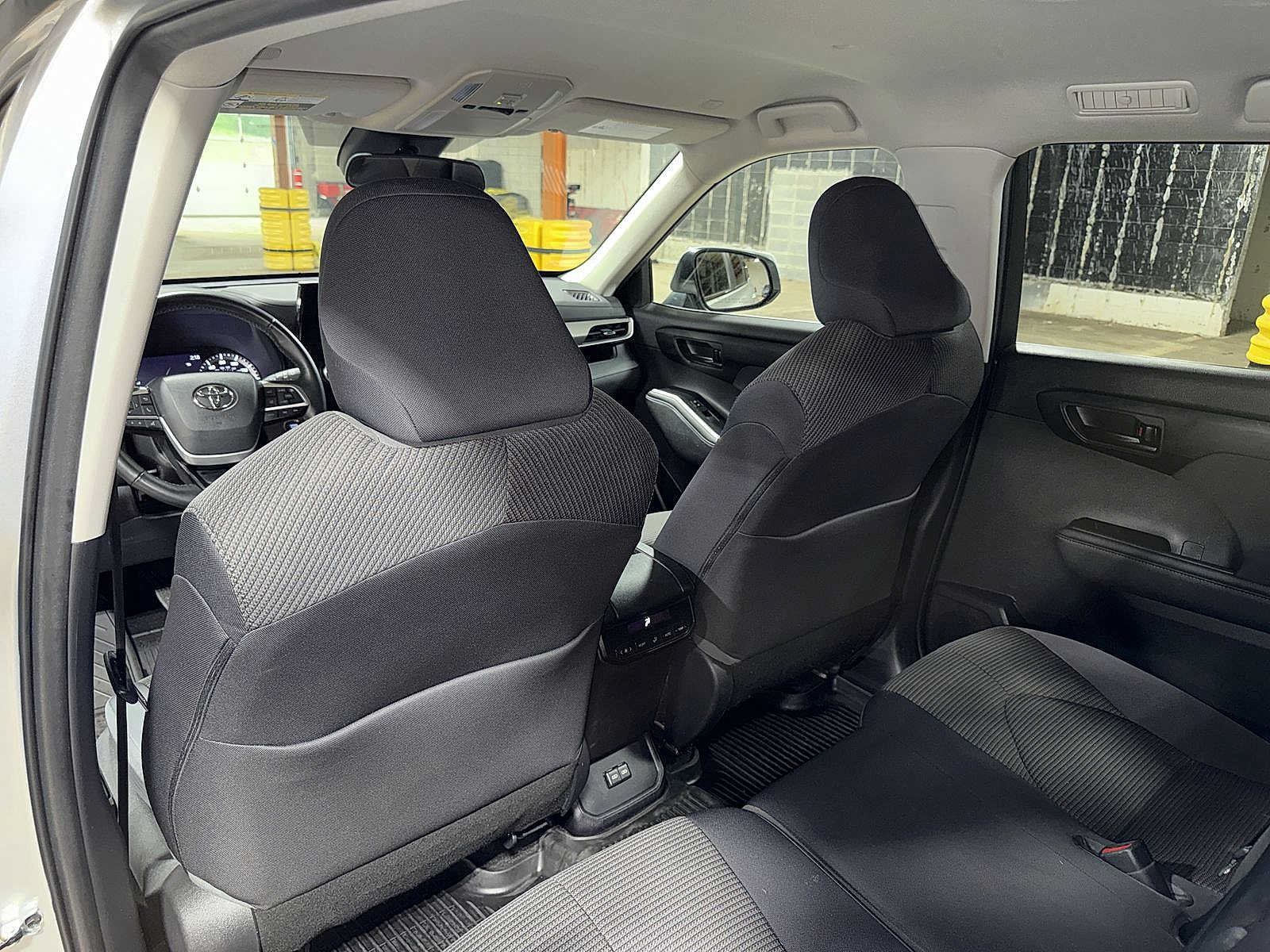 Used 2023 Toyota Highlander LE FWD image 28