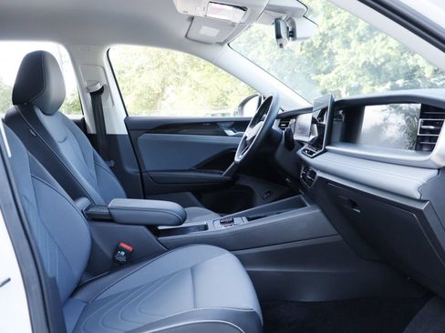 Certified 2025 Volkswagen Tiguan SE FWD image 21