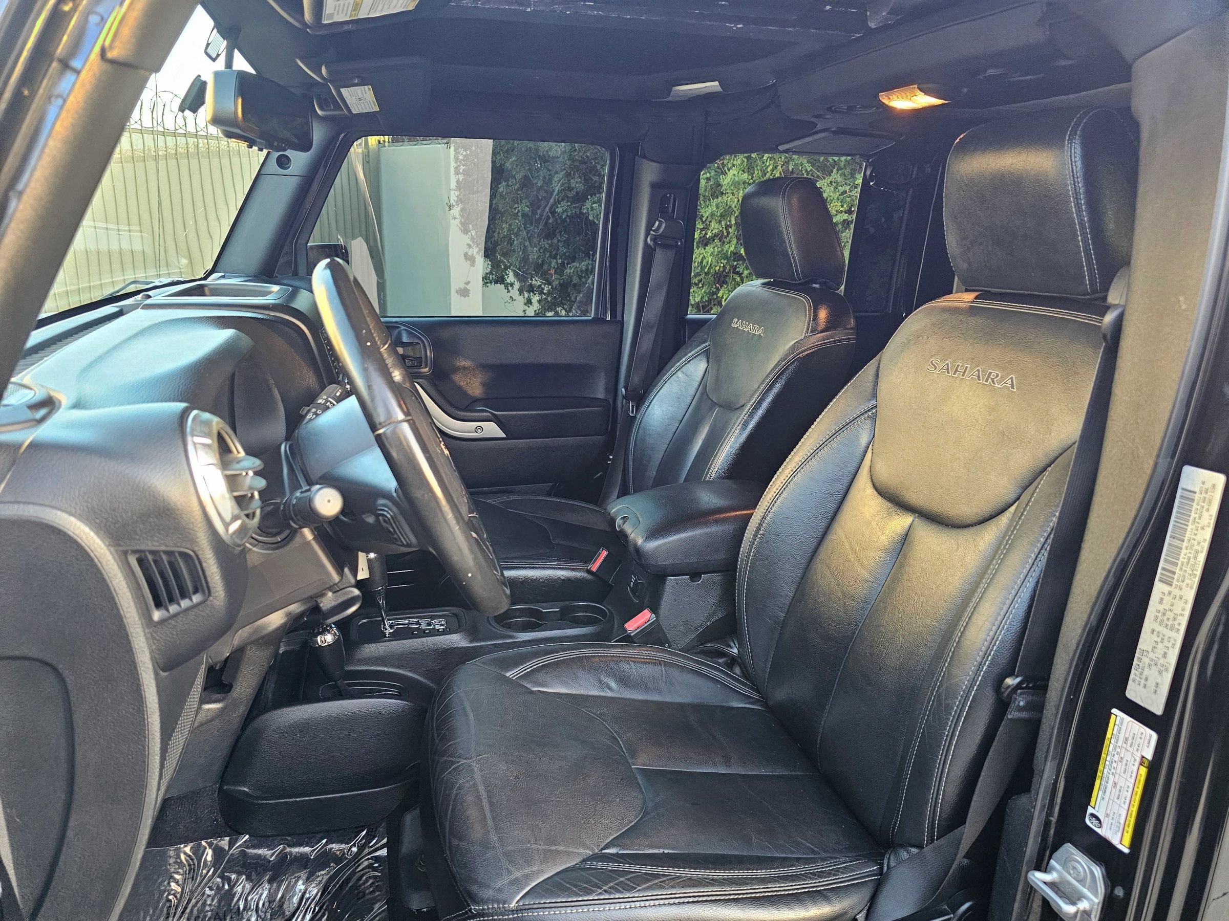 Used 2018 Jeep Wrangler Unlimited Sahara w/ Connectivity Group AWD/4WD image 16