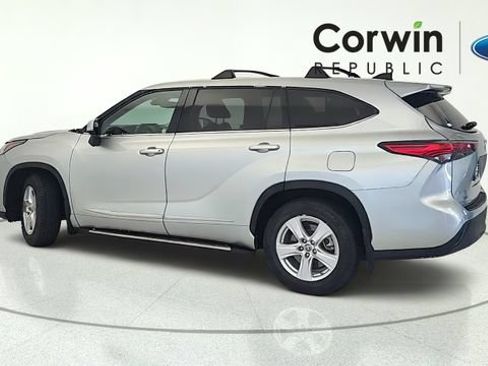 Used 2022 Toyota Highlander LE FWD image 3