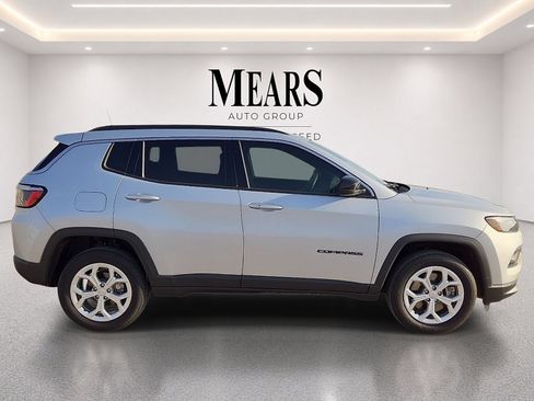 Used 2024 Jeep Compass Latitude AWD/4WD image 6