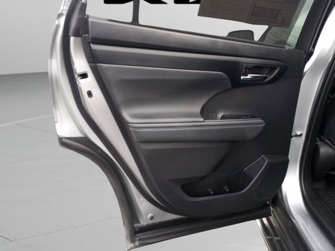 Used 2023 Toyota Highlander XLE image 28