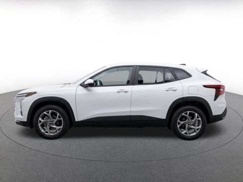 Used 2025 Chevrolet Trax LT w/ LT Convenience Package FWD image 4