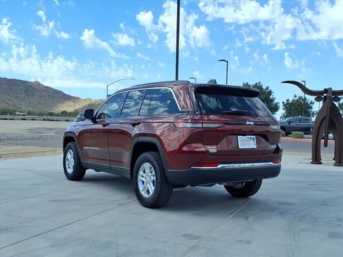 Certified 2025 Jeep Grand Cherokee Laredo image 4