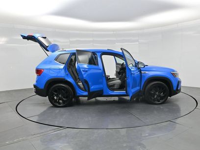 Used 2023 Volkswagen Taos SE w/ Panoramic Sunroof Package