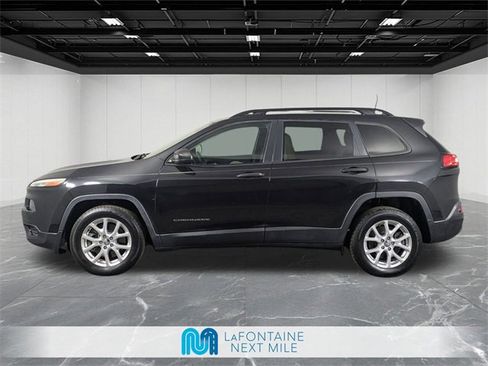 Used 2016 Jeep Cherokee Sport image 2