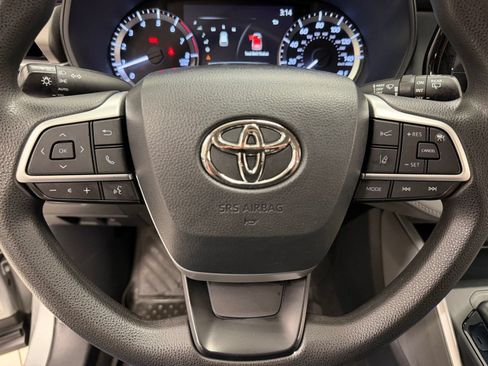 Used 2023 Toyota Highlander L FWD image 9