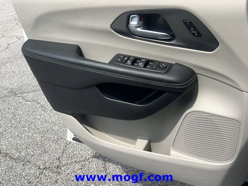 Used 2024 Chrysler Pacifica Touring-L FWD image 15