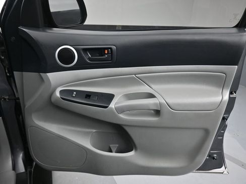 Used 2014 Toyota Tacoma Base w/ SR5 Package image 40